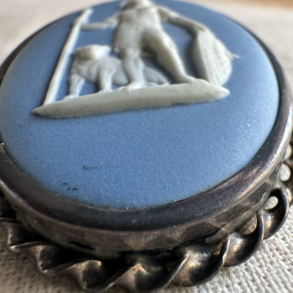 Large Vintage Wedgwood Jasperware Brooch Aries God of war on blue background - Picture 11 of 14